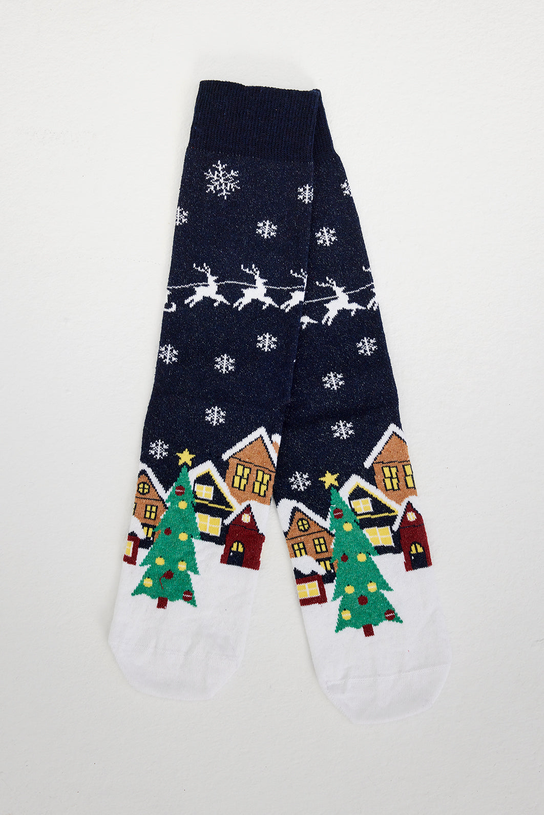 Un paio di calzini di Natale bianchi e blu.